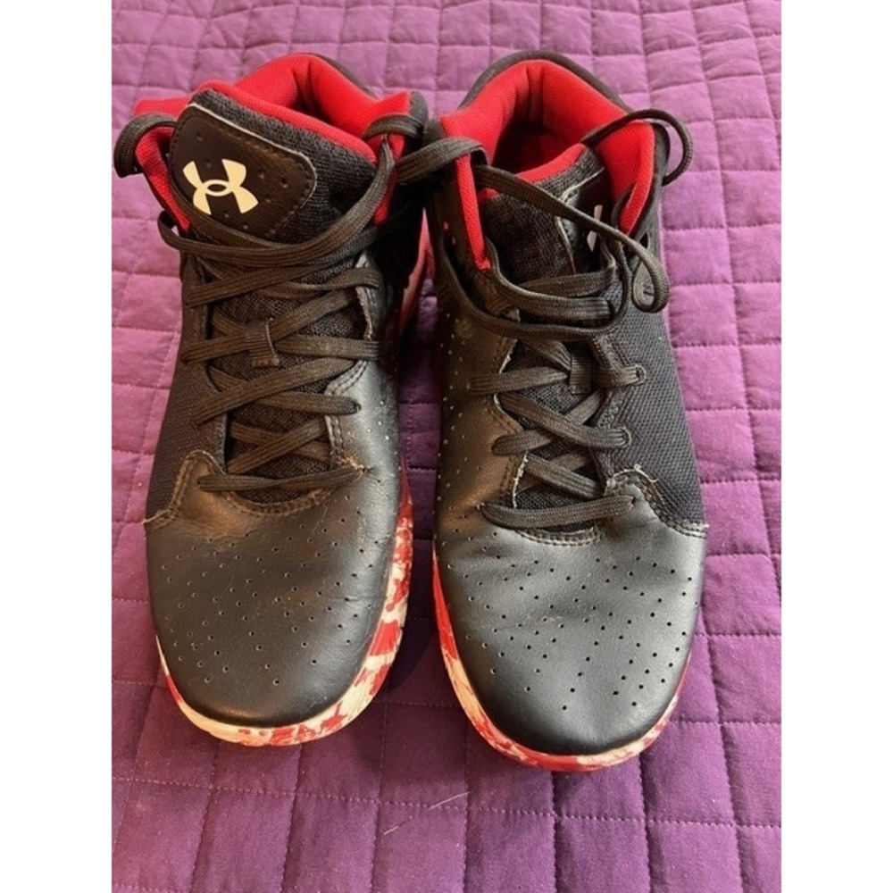 Men's Under Armour Charged Shoes Size 7.5‎
